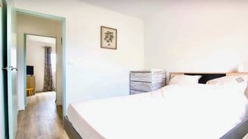 2 slaapkamers, een strijkplank/strijkijzer, wifi, beddengoed