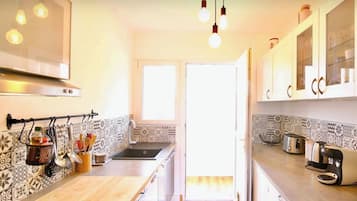 冷蔵庫、電子レンジ、オーブン、コンロ