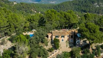 House, 5 Bedrooms, Terrace | Exterior