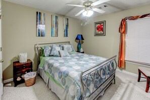 2 quartos, escrivaninha, ferros/tábuas de passar roupa