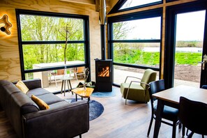 Una chimenea, libros, un reproductor estéreo