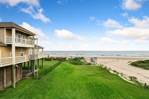 On the beach - BEACHFRONT with DECK Hot Tub and View and Cargo Lift Sleeps 14 (Bolivar Peninsula)