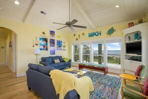 Smart TV - Beachfront Retreat • Steps to Beach • Hot Tub on Deck • Ocean View • Sleeps 14 (Bolivar Peninsula)