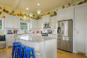 Fridge, microwave, oven, stovetop - BEACHFRONT with DECK Hot Tub and View and Cargo Lift Sleeps 14 (Bolivar Peninsula)