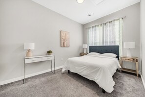 2 soverom, skrivebord, strykejern/-brett og wi-fi (inkludert)