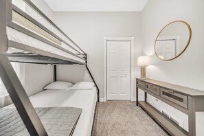 2 slaapkamers, een bureau, een strijkplank/strijkijzer, gratis wifi