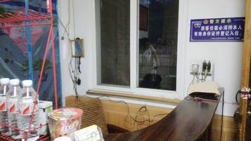 Ein Zimmer mit einem Holztisch, einem Fenster und einem an der Wand befestigten Schild.