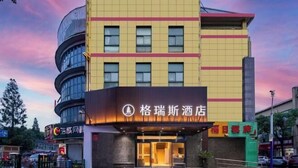 Un hôtel au design moderne, doté d’une entrée imposante et de plusieurs étages.