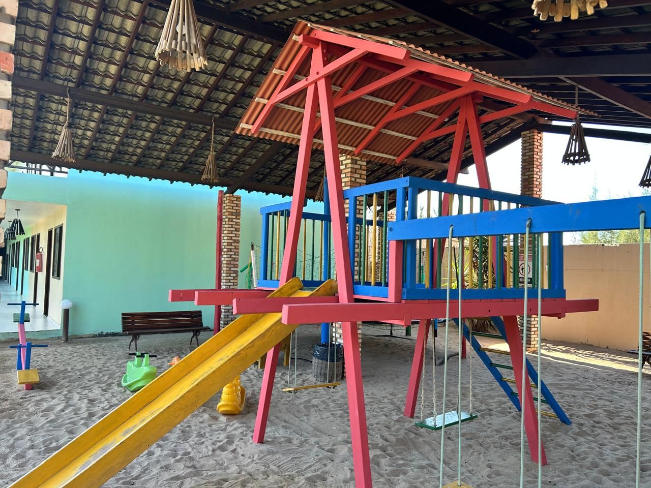 Ein Spielplatz mit Rutsche und Klettergerüsten.
