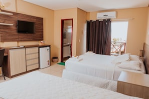 A hotel room with two beds, a TV, a kitchenette, and a balcony. - Pousada Bellíssima Itália (Luis Correia)