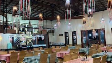 2 restaurants, pizza
