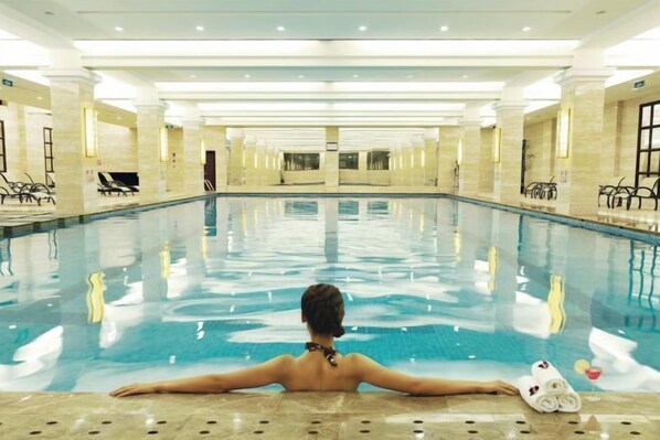 สระว่ายน้ำในร่ม