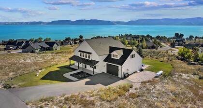 Raspberry Retreat ~ Private Hot Tub ~ Indoor Pickleball