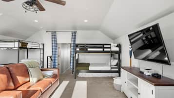 5 bedrooms, desk, travel cot, free WiFi