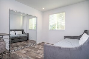 3 habitaciones, caja de seguridad en la habitación y escritorio 