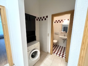 Een douche, een haardroger, handdoeken, zeep