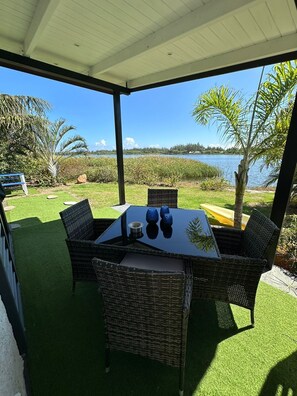 Outdoor dining - Bungalow au bord du lac (tema'e)