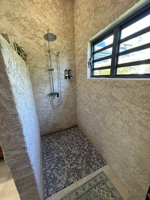 Dusche, Haartrockner, Handtücher, Seife