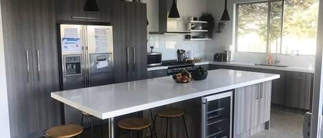 Réfrigérateur, four à micro-ondes, un four, surface de cuisson