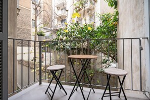 Outdoor dining - Central Athens Apt Patio View by MPS (Athina)