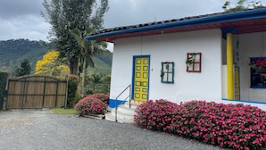 A house with a blue door, yellow window, and a red roof. - FINCA HOTEL BARILOCHE (Santa Rosa de Cabal)