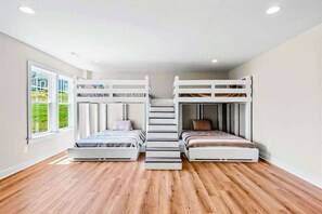 4 slaapkamers, een strijkplank/strijkijzer, reisbedje, gratis wifi