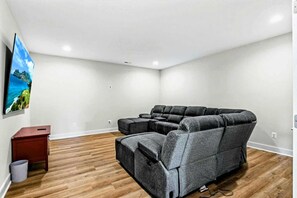 Smart-TV, Kamin, Videospiele, Arbeitsbereiche