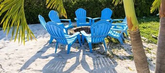 Poolside Palm retreat with Jacuzzi