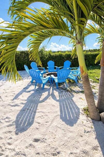 Poolside Palm retreat with Jacuzzi
