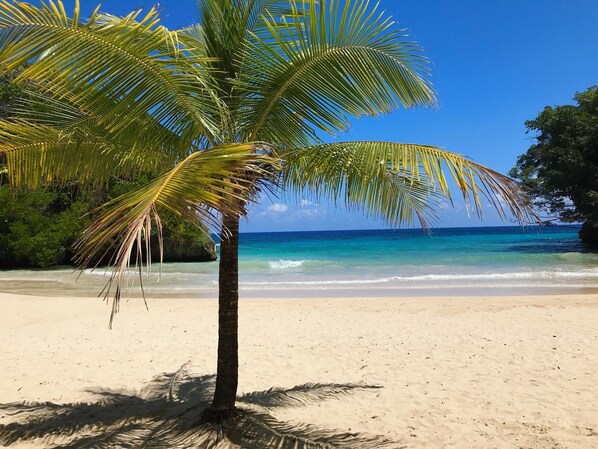 Beach towels - 70s-tastic charm in acres of lawns and gardens overlooking a stunning island (Portland Parish)