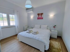 3 bedrooms, iron/ironing board, internet, bed sheets