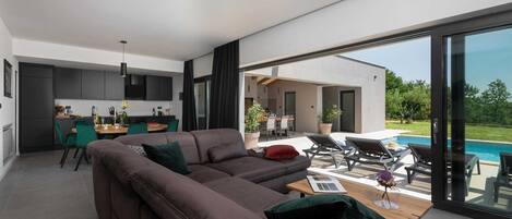 Una Smart TV, una chimenea