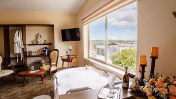 Suite estándar, vista a la ciudad | 1 habitación, escritorio y espacio para trabajar con laptop