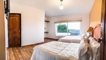 Phòng 2 giường đơn Tiêu chuẩn, quang cảnh thành phố | Bàn, khu vực làm việc phù hợp cho laptop