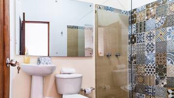 Bồn tắm và buồng tắm vòi sen riêng, khăn tắm, xà phòng, dầu gội