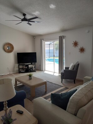 Televisión, mesa de ping pong, libros