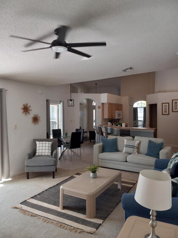 Televisión, mesa de ping pong, libros