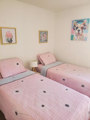 4 bedrooms, iron/ironing board, WiFi, bed sheets - South west facing pool with privacy fence (Clermont)