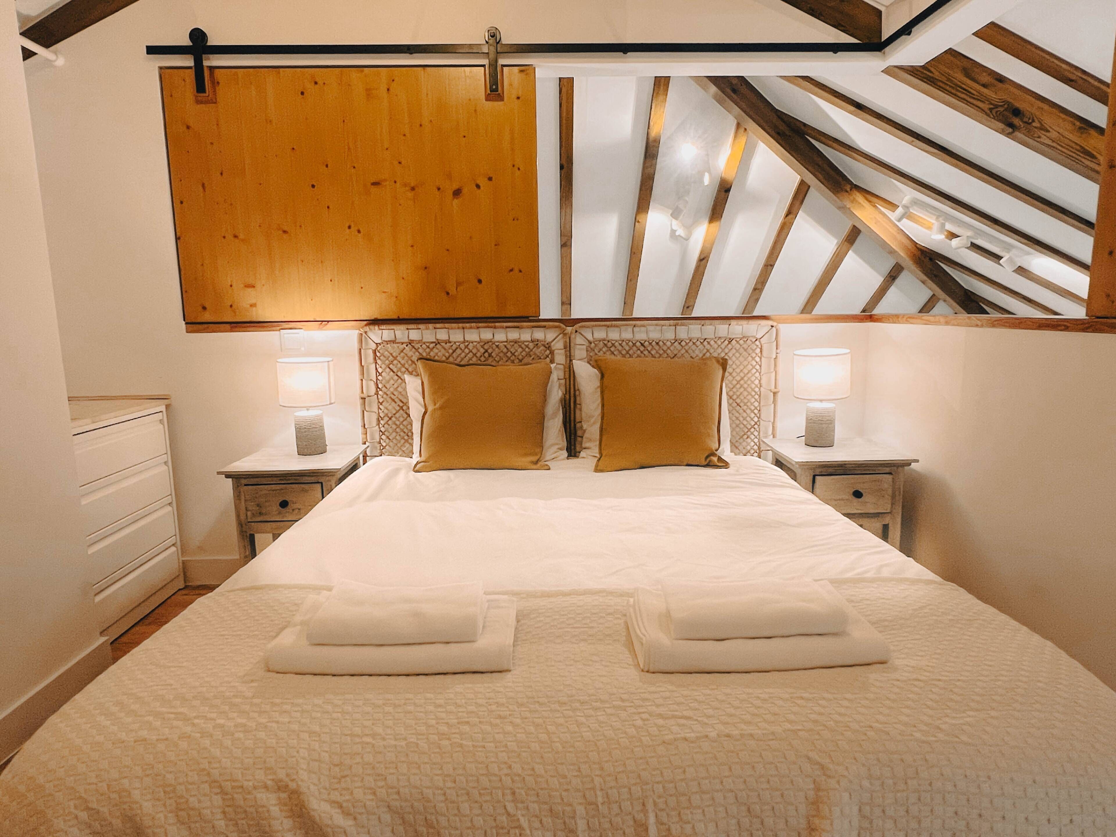 2 bedrooms, iron/ironing board, internet, bed sheets