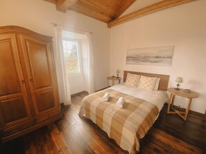 2 chambres, fer et planche à repasser, accès Internet, draps fournis