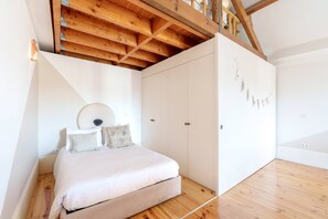 2 slaapkamers, een strijkplank/strijkijzer, internet, beddengoed