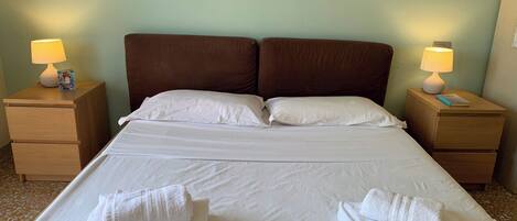 1 habitación, wifi y ropa de cama