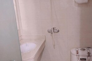 Un baño con inodoro, bidé y ducha.