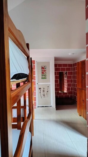 Dormitório compartilhado conforto, vista para a piscina