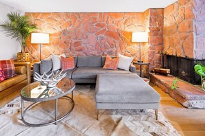 Smart TV y chimenea 