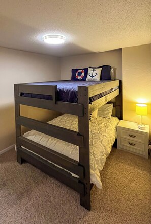 2 bedrooms, iron/ironing board, free WiFi, bed sheets - Lakeside Bliss - Ozark Escape (Lake Ozark)