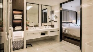 A modern bathroom with a large mirror, a double sink, and a bed. - Zhanjiang Shanhe Hotel (Zhanjiang)