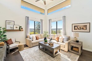 Smart TV, books, stereo, offices - Hilltop Haven: Panoramic Views & Endless Adventure (Paso Robles)