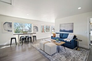 Smart TV, books, stereo, offices - Hilltop Haven: Panoramic Views & Endless Adventure (Paso Robles)