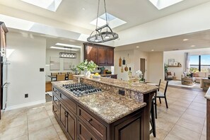 Fridge, microwave, oven, stovetop - Hilltop Haven: Panoramic Views & Endless Adventure (Paso Robles)